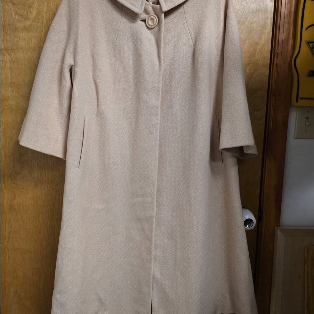 Cream Trench Coat with Streamlined Silhouette and Simple Collar Vintage